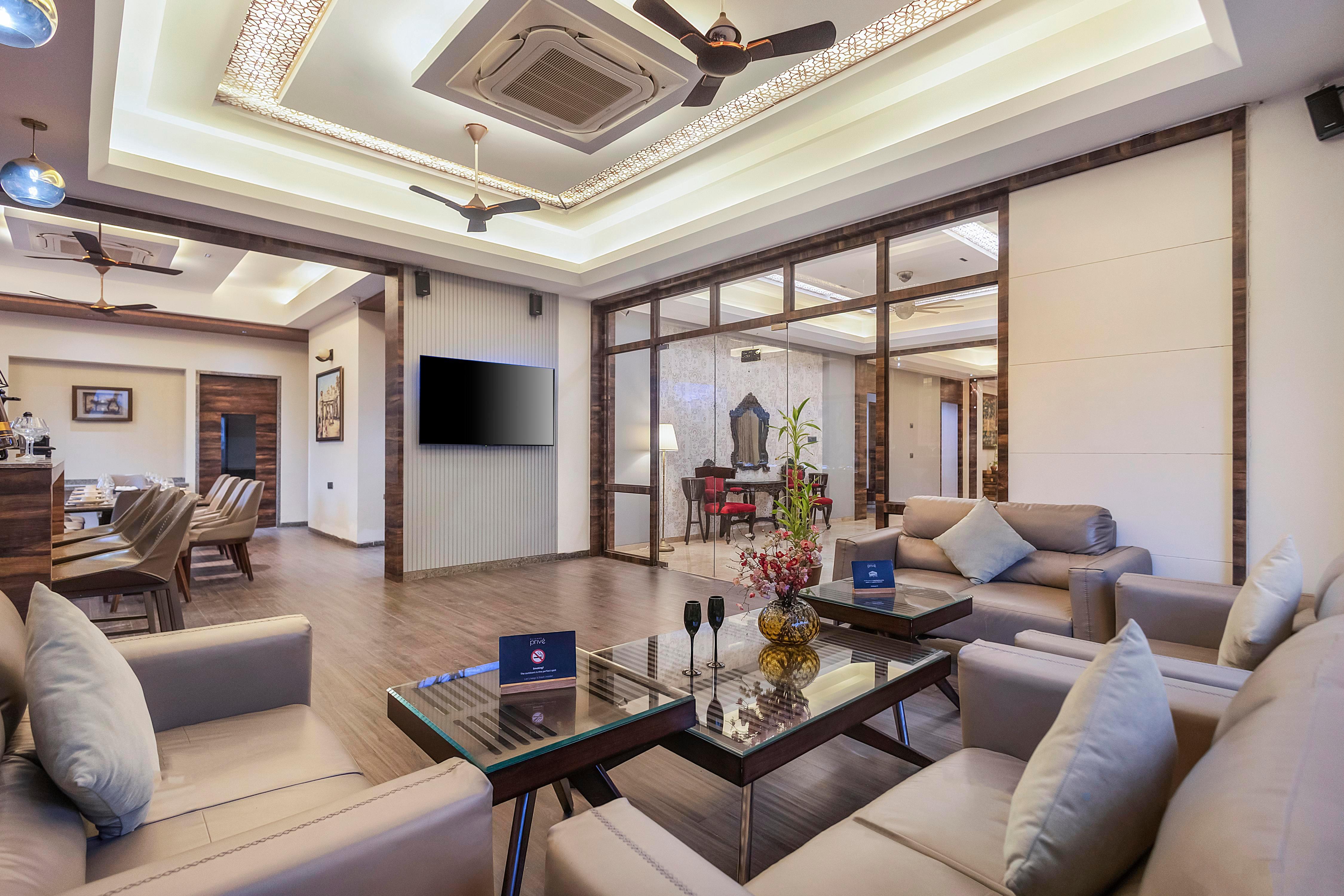 ELIVAAS Prive Mountain Creek 1 Luxe Room With Shared Pool & Gazebo - Tap to explore photos