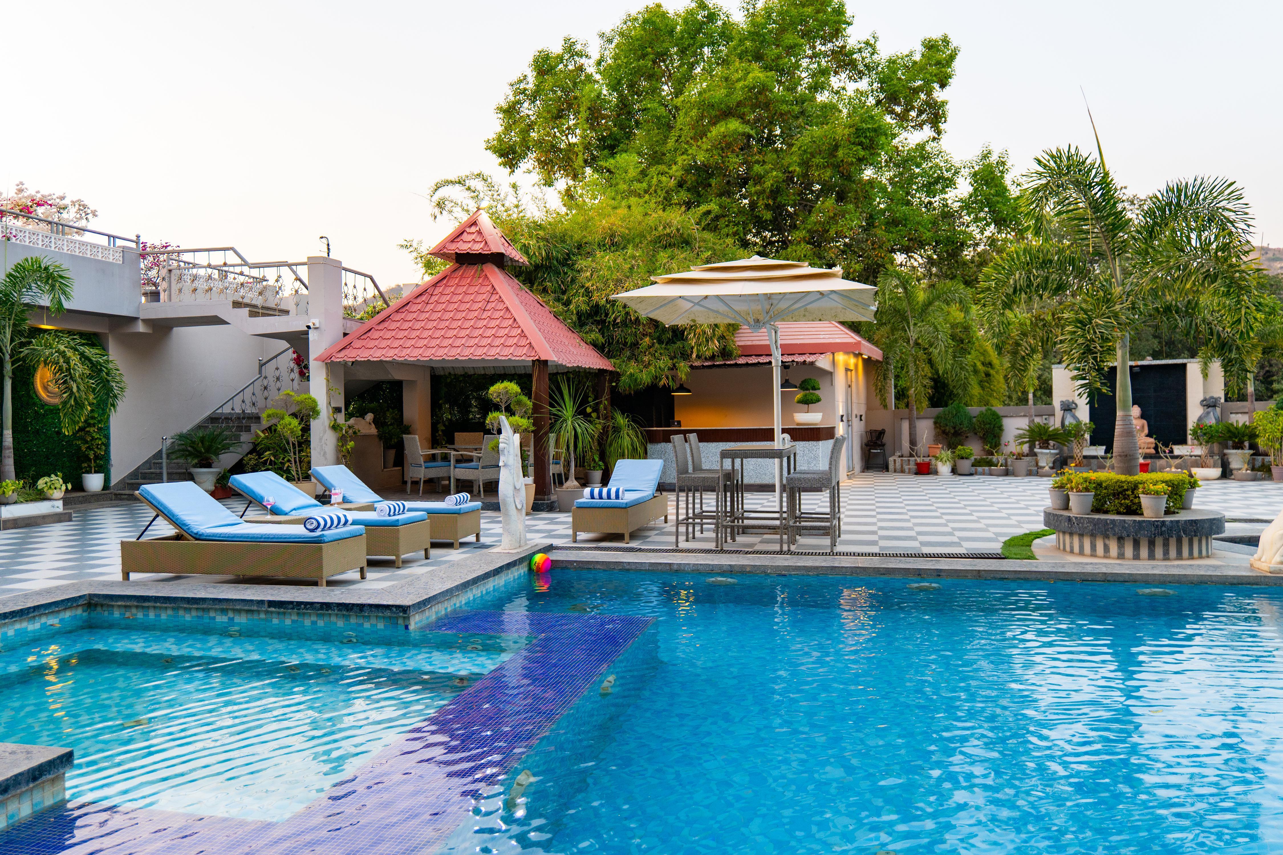 ELIVAAS Prive Mountain Creek 1 Luxe Room With Shared Pool & Gazebo - Tap to explore photos