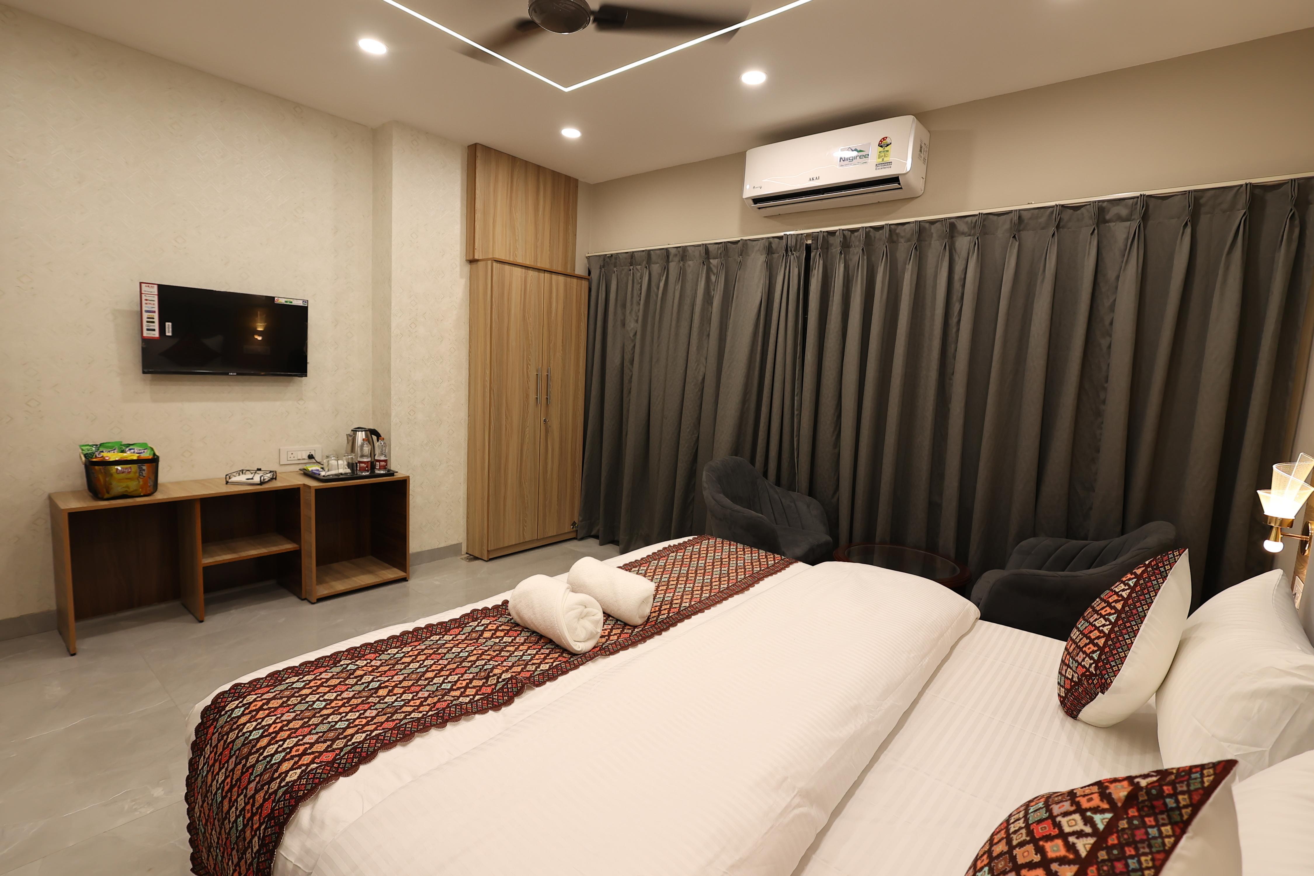 Mahadev Mansion Room Type - Executive Room with balcony and city view