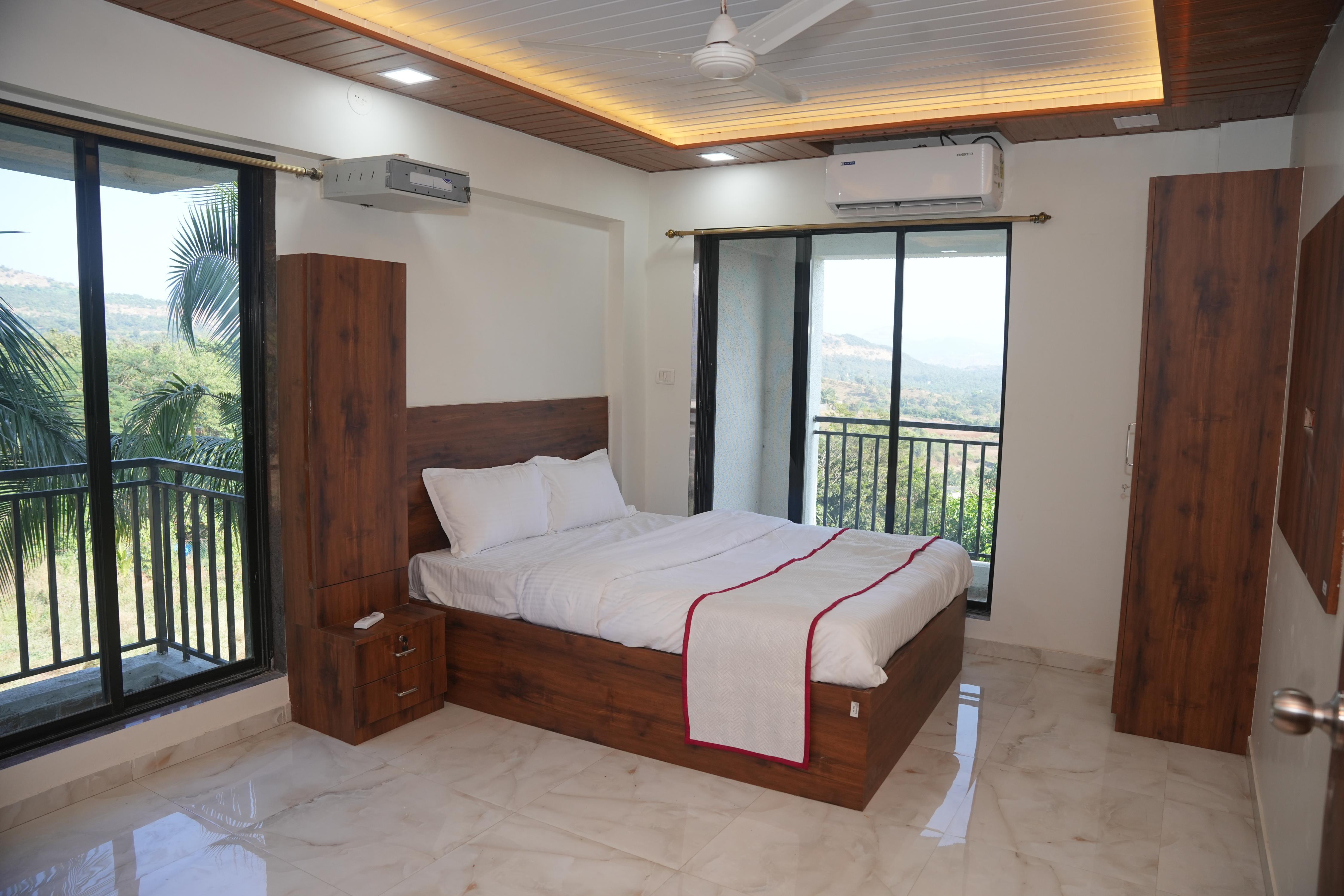 Venkats The MOUNTAIN by Redwings Room Type - Glass Cottage With Jacuzzi