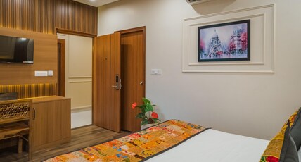 Vaidik Palace - 800 mtr from Prem Mandir Room Type - King Room with Balcony