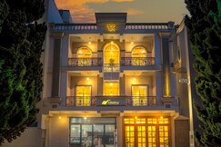 Vaidik Palace - 800 mtr from Prem Mandir