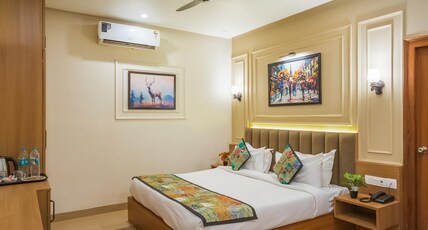 Vaidik Palace - 800 mtr from Prem Mandir Room Type - Superior King Room Vaidik Palace - 800 mtr from Prem Mandir Room Type - Superior King Room