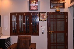 2BHK 3 King Size Bed 6 Guests 4Km Ram Mandir