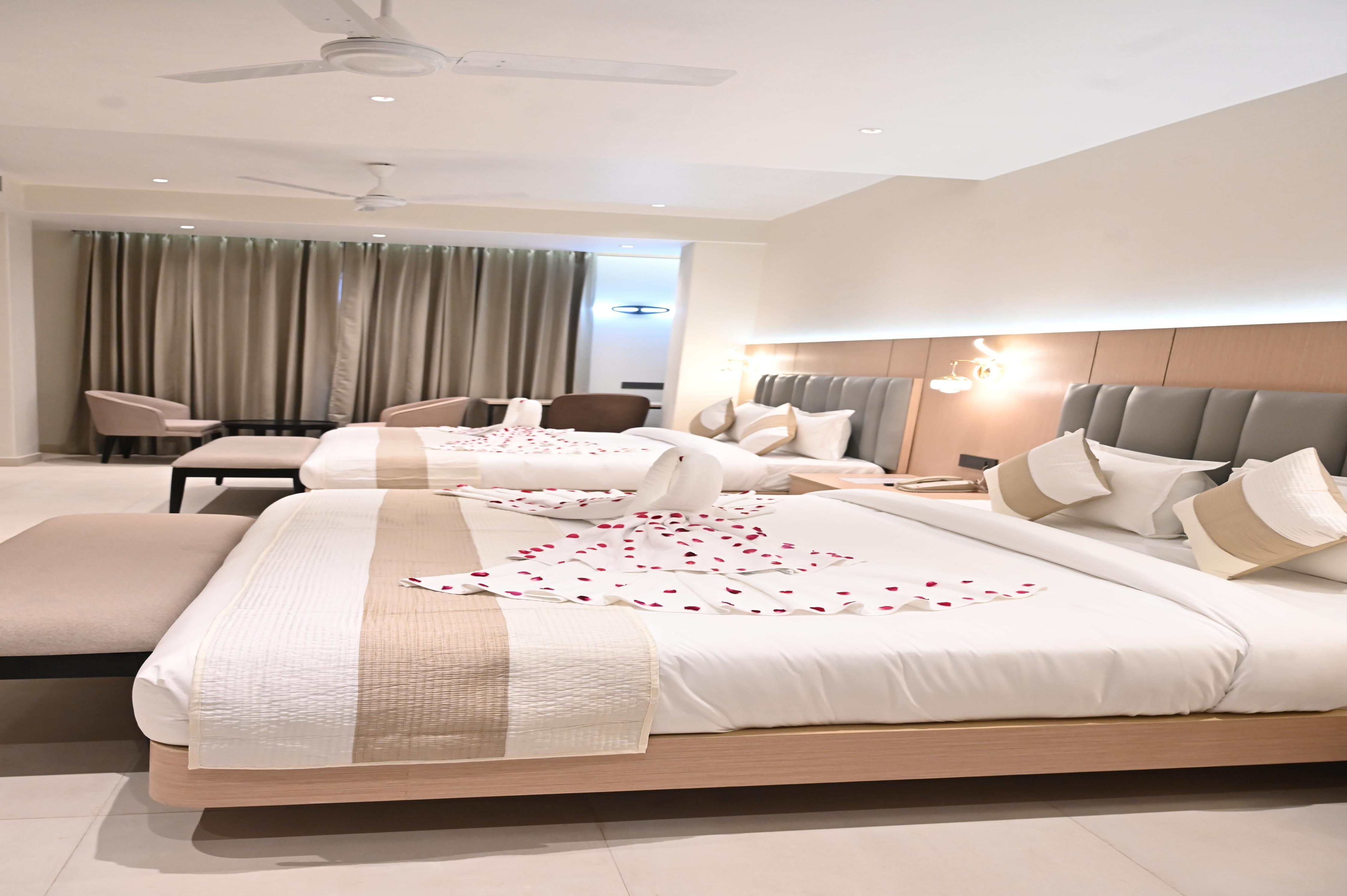 Hotel Meera Palace - Tap to explore photos