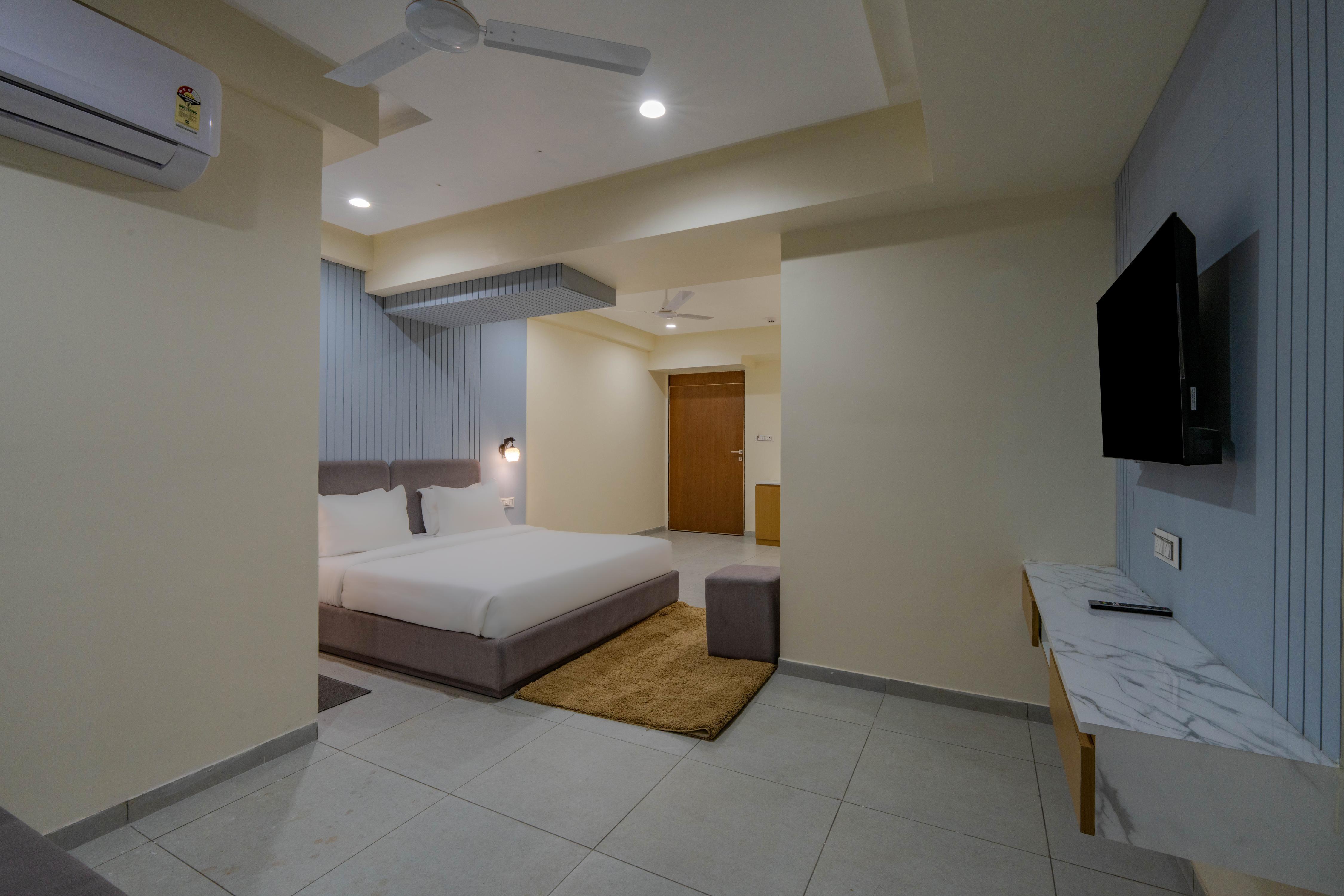 Hotel Monville, Alkapuri - Tap to explore photos