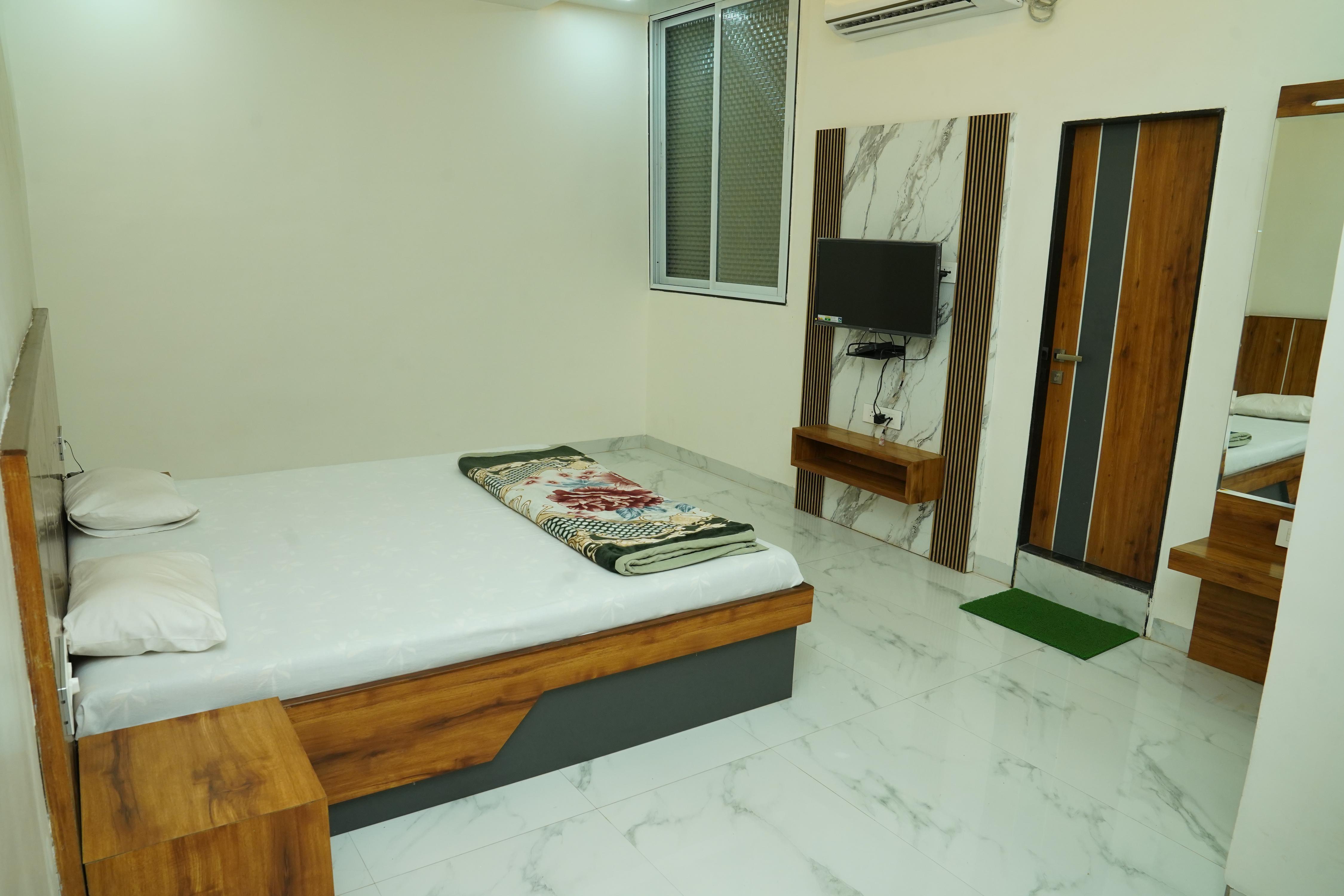 Hotel Shriram Nivas Lodging - Tap to explore photos