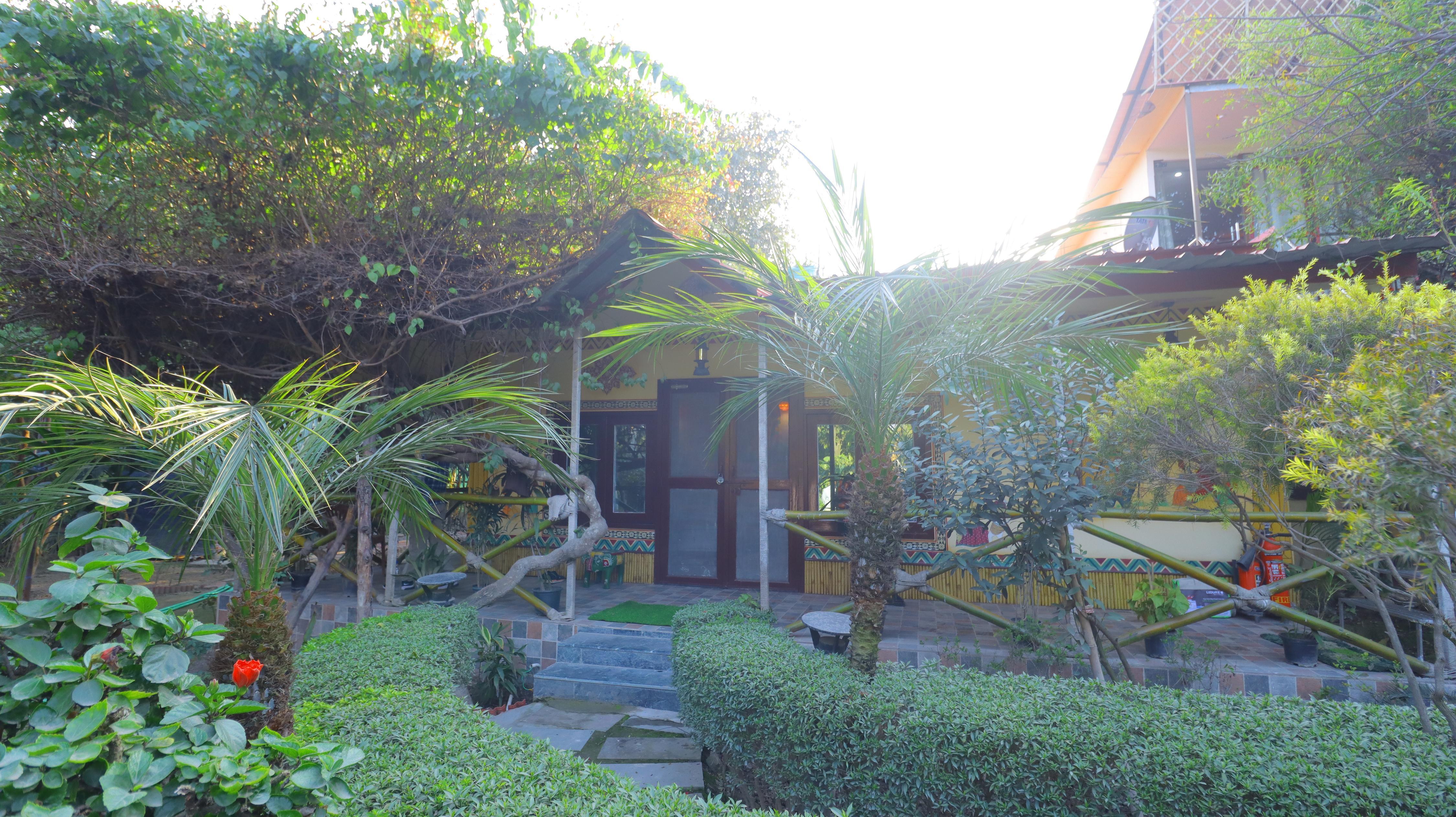 Urban Escape Farmhouse by GGH | Noida