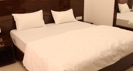The White Castle Khajuraho Room Type - Bedroom 1