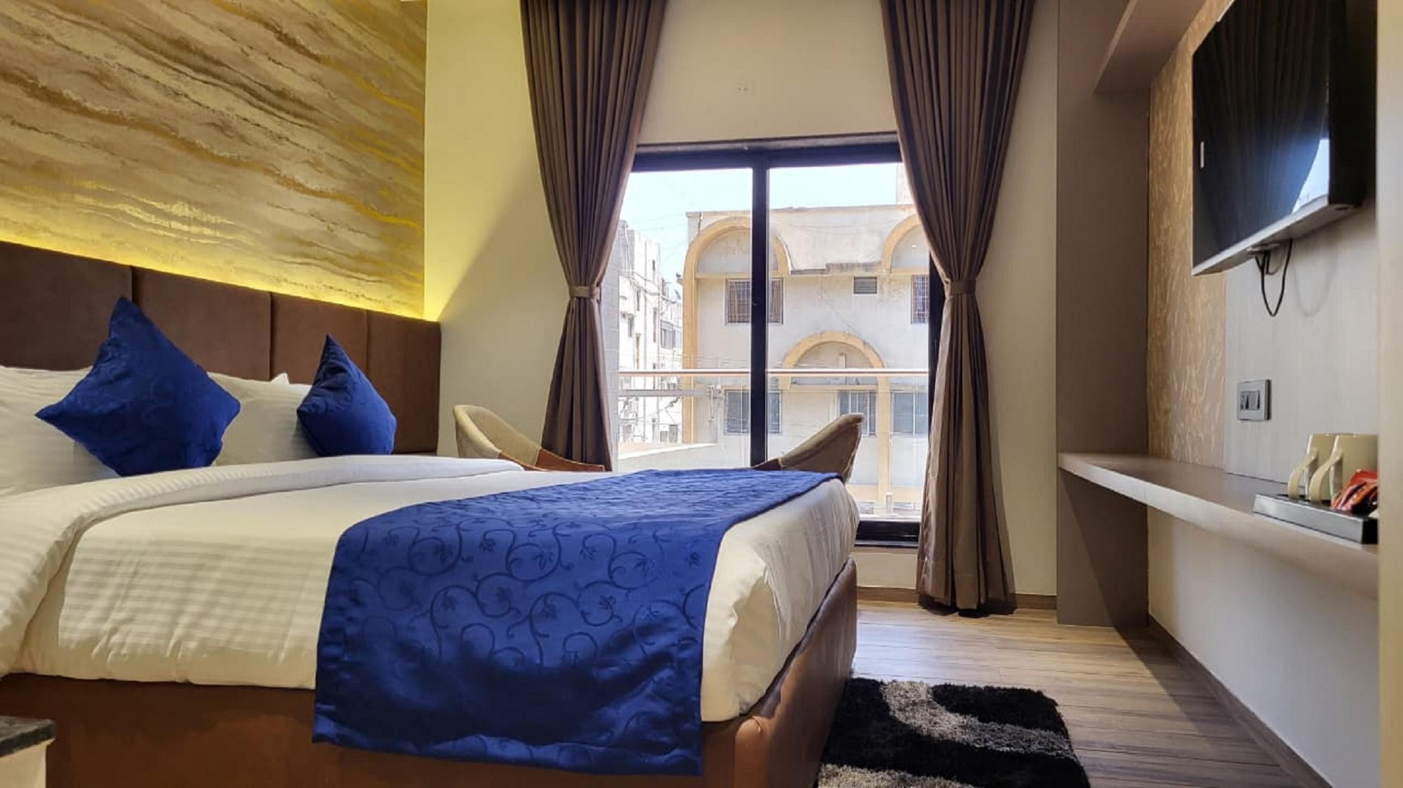 The Blues Hotel Golden Glory Rajkot Room Type - Suit Room