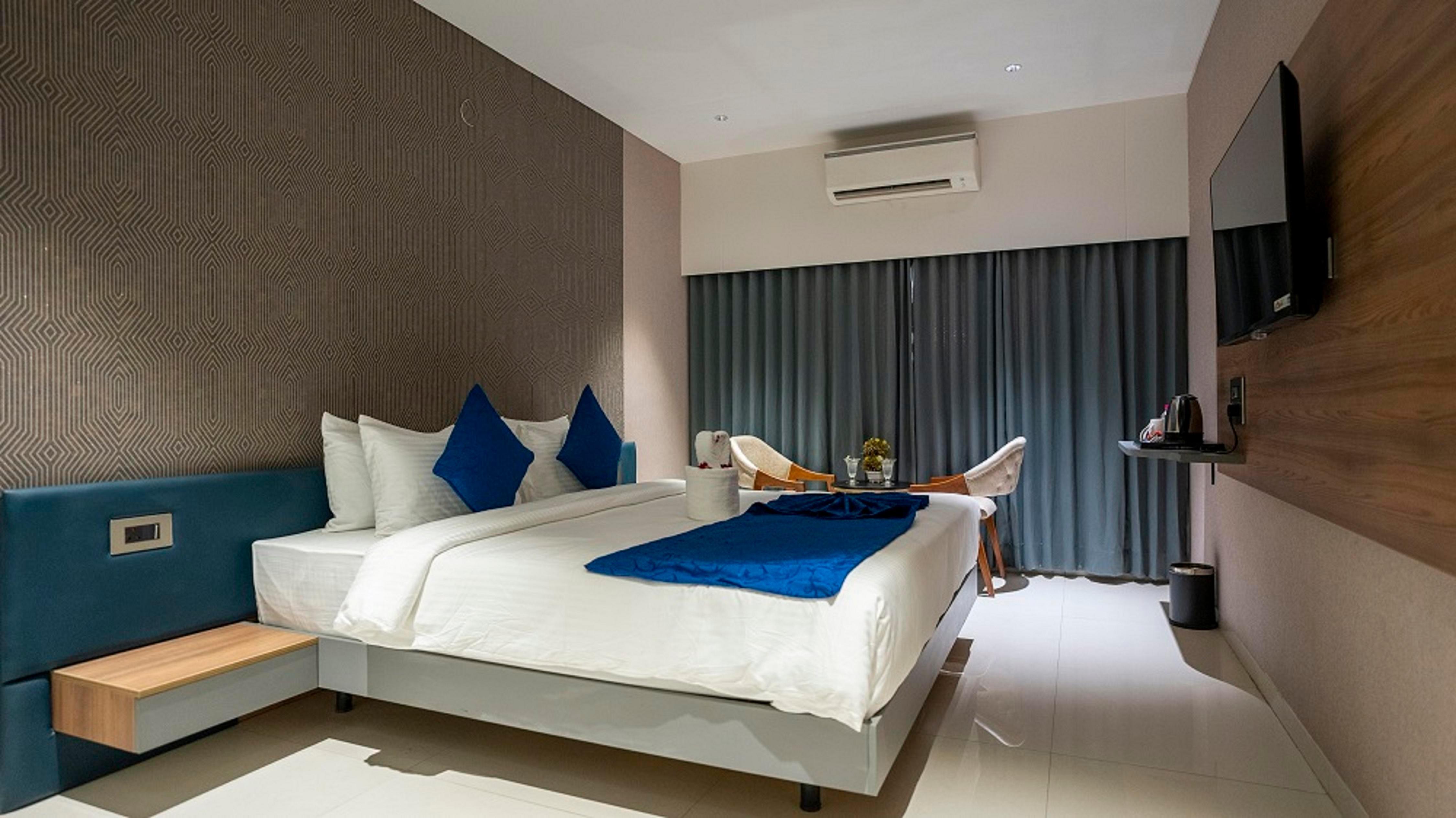 The Blues Hotel Golden Glory Rajkot Room Type - Deluxe Room