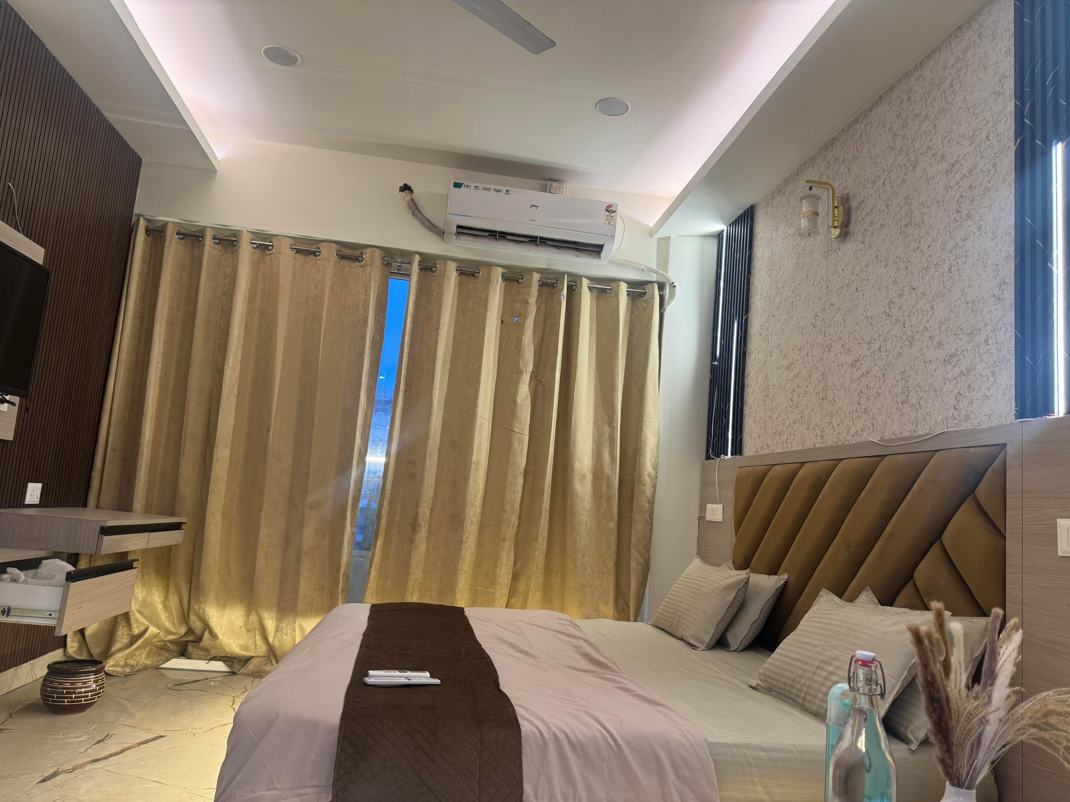 Modern Luxe Studio Ambience Cozy Stylish Stay - Tap to explore photos