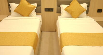 Sarju Palace Room Type - Deluxe Twin Room With Side Sea View