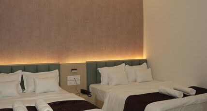 SAMYAK STAY Room Type - Family Room with Two Double Beds near Mahakaleshwar Jyotirlinga