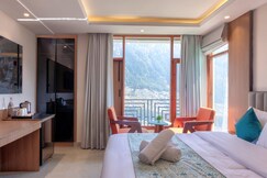 Shaina Hotel and Cottage