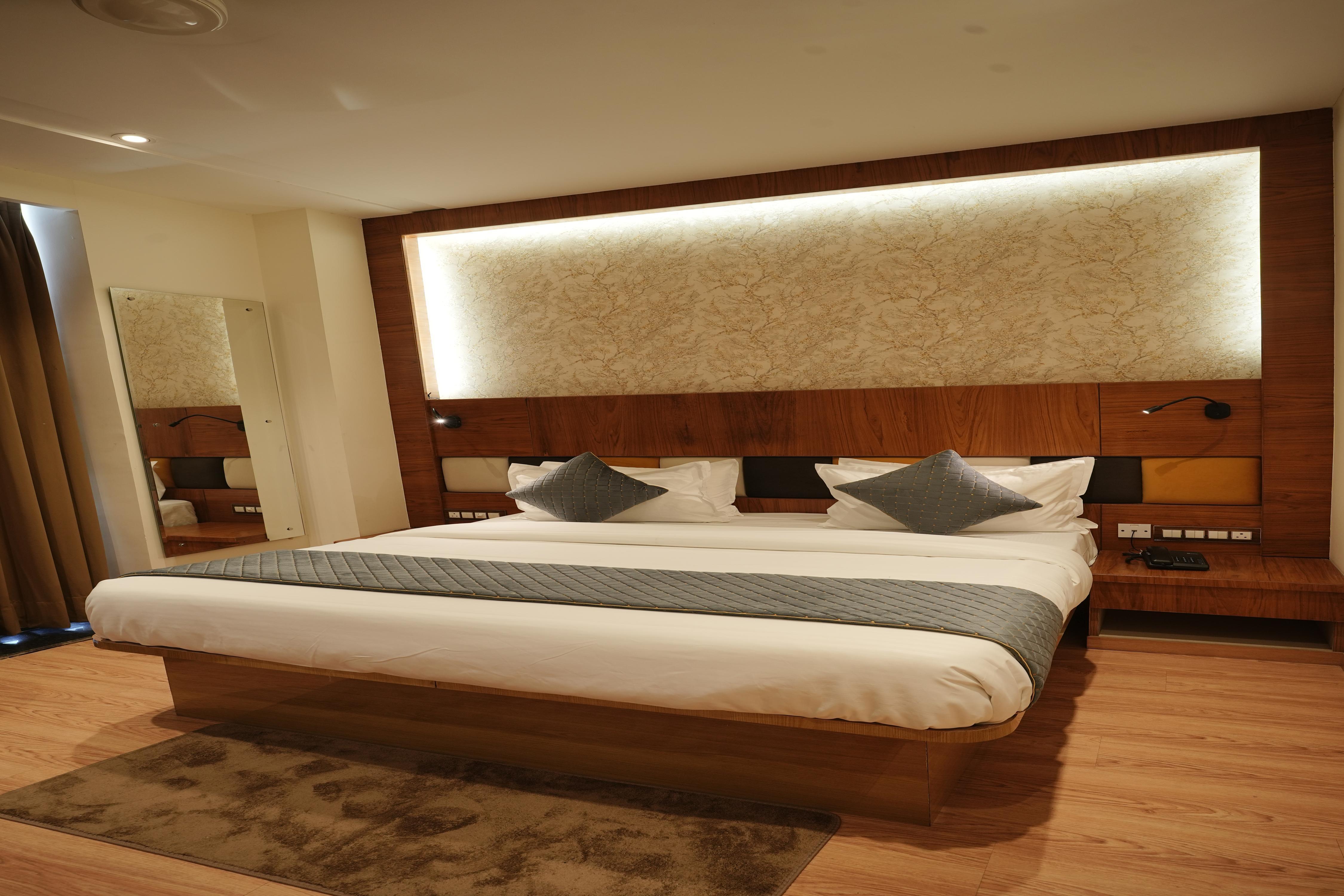 Hotel Aurelia Inn - Tap to explore photos