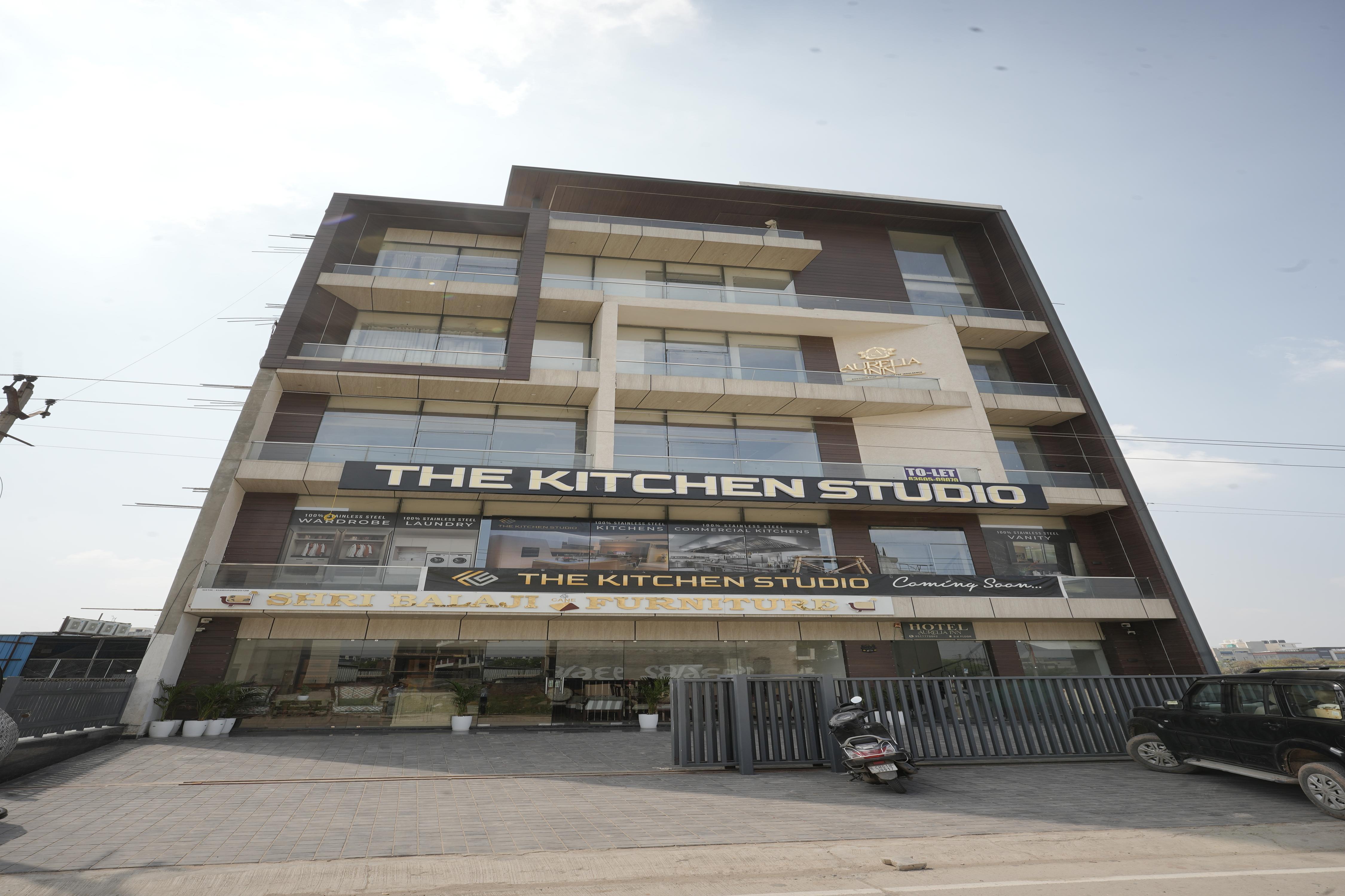 Hotel Aurelia Inn - Tap to explore photos