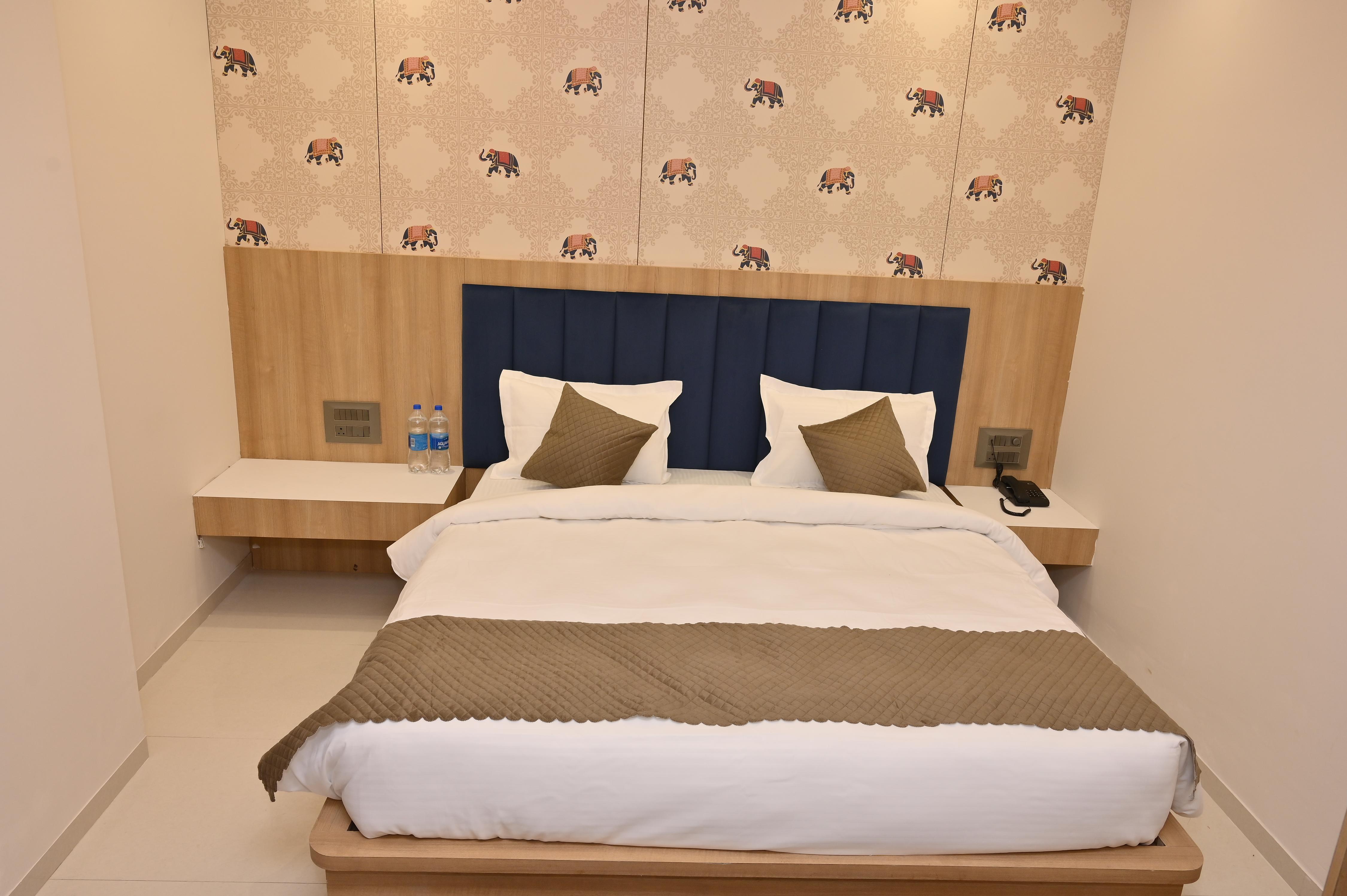 Hotel The Sabhyansh (Only 200 Meters from Temple) Room Type - Grand Family King Suite