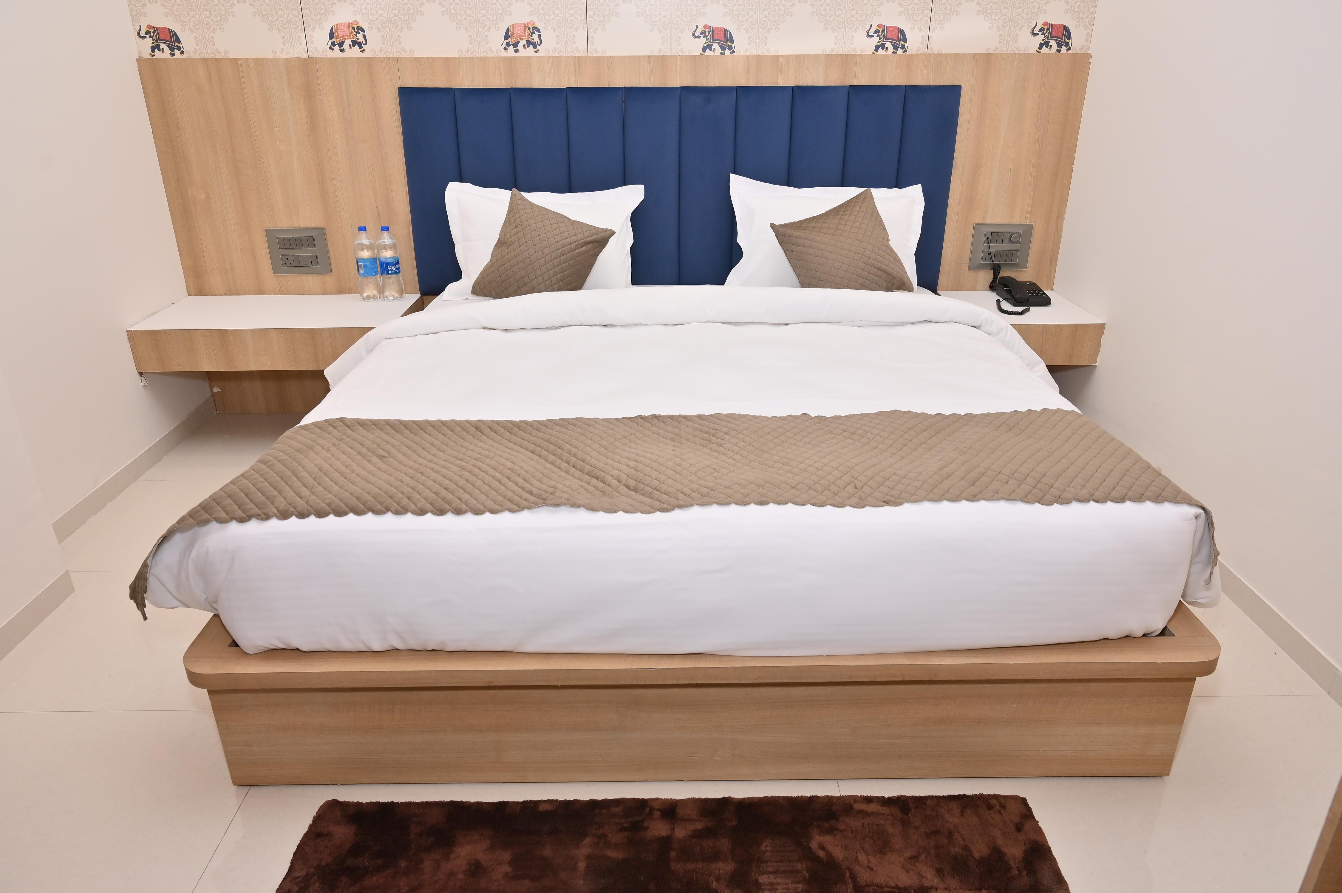 Hotel The Sabhyansh (Only 200 Meters from Temple) Room Type - Deluxe Room