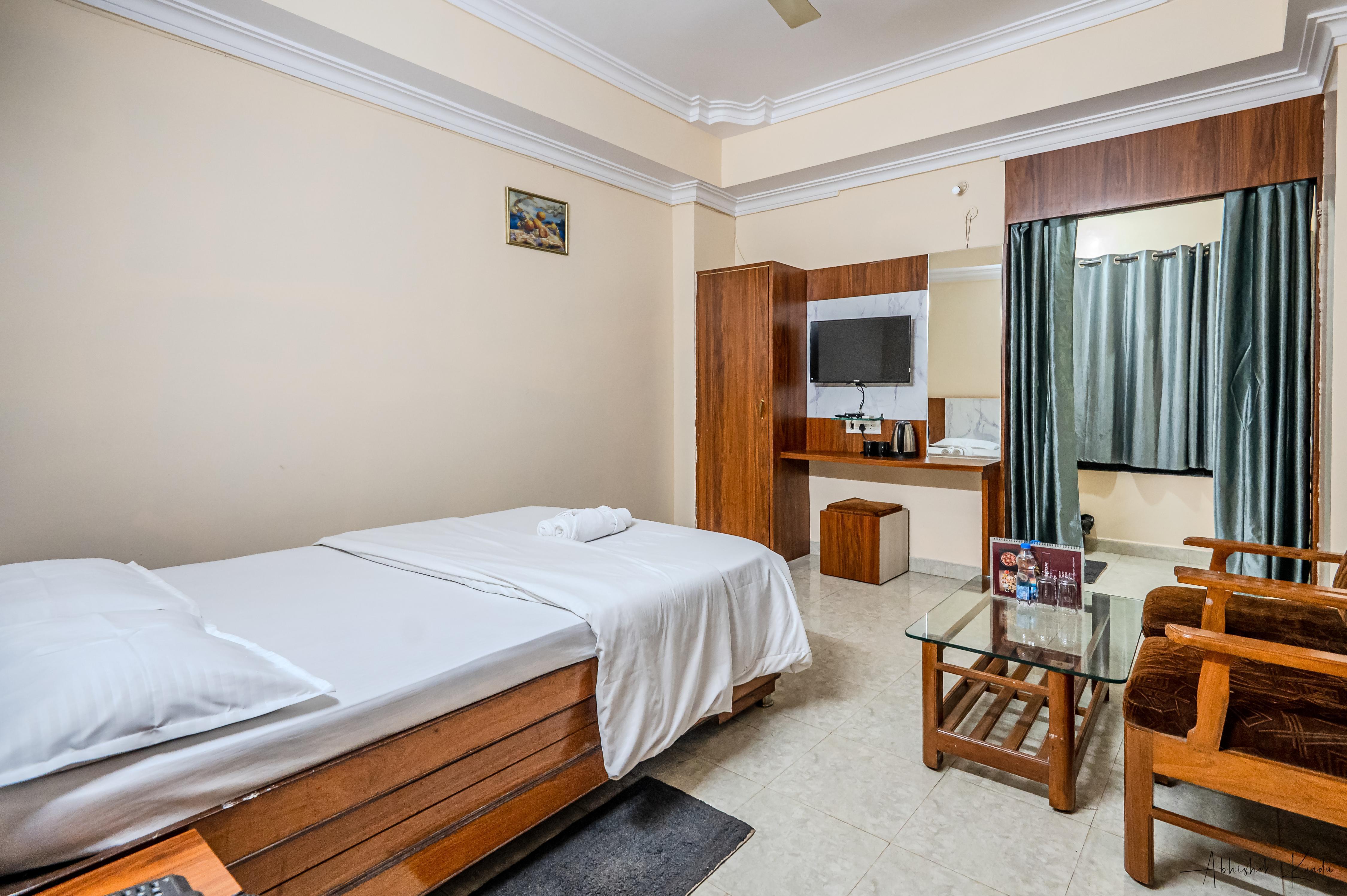 Hotel Laxman Avenue Room Type - Deluxe Double Room with AC