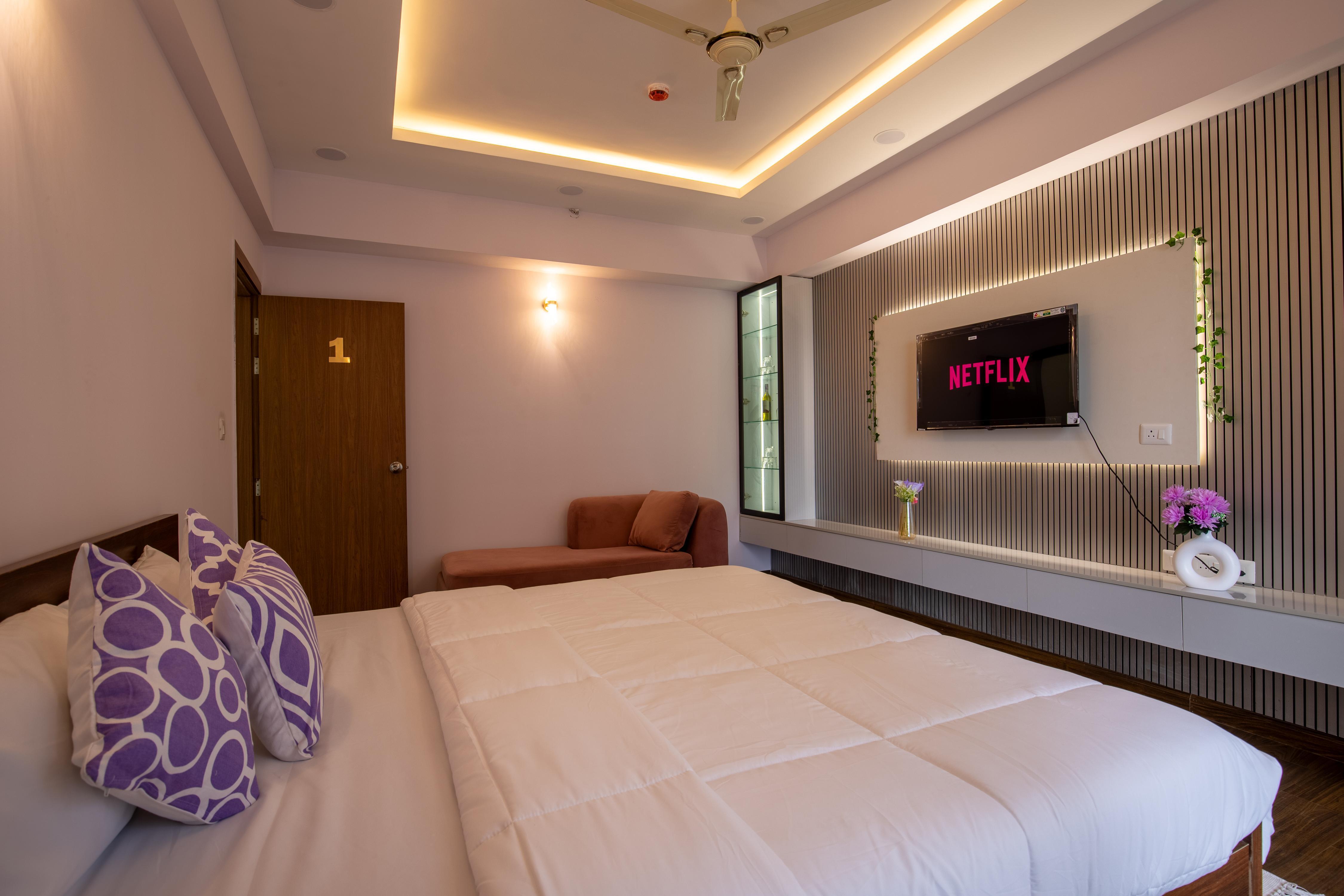 Flatel Stay Room Type - Superior King Room 