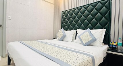 Hotel Satwah Near Nizamuddin Railway Station by TRIINDIA Hospitality Room Type - Premium Family Room with Balcony
