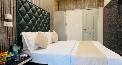 Hotel Satwah Near Nizamuddin Railway Station by TRIINDIA Hospitality Room Type - Standard Room with Balcony and City View Hotel Satwah Near Nizamuddin Railway Station by TRIINDIA Hospitality Room Type - Standard Room with Balcony and City View