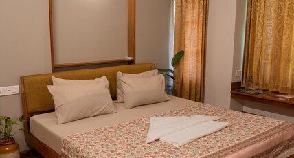PlanNothing Surf & Stay Room Type - Deluxe King Room AC