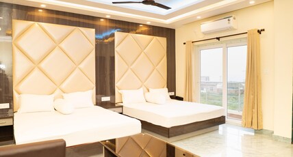 Mahabhoj Hotel & Restaurant Room Type - Super Deluxe Four Bed With Balcony Sea View