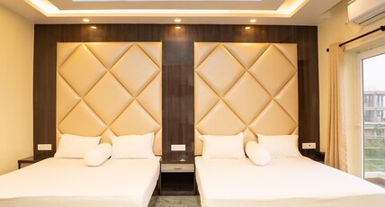 Mahabhoj Hotel & Restaurant Room Type - Super Deluxe Four Bed With Balcony Sea View Mahabhoj Hotel & Restaurant Room Type - Super Deluxe Four Bed With Balcony Sea View