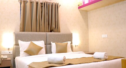 Hotel R V Grand Room Type - Deluxe room