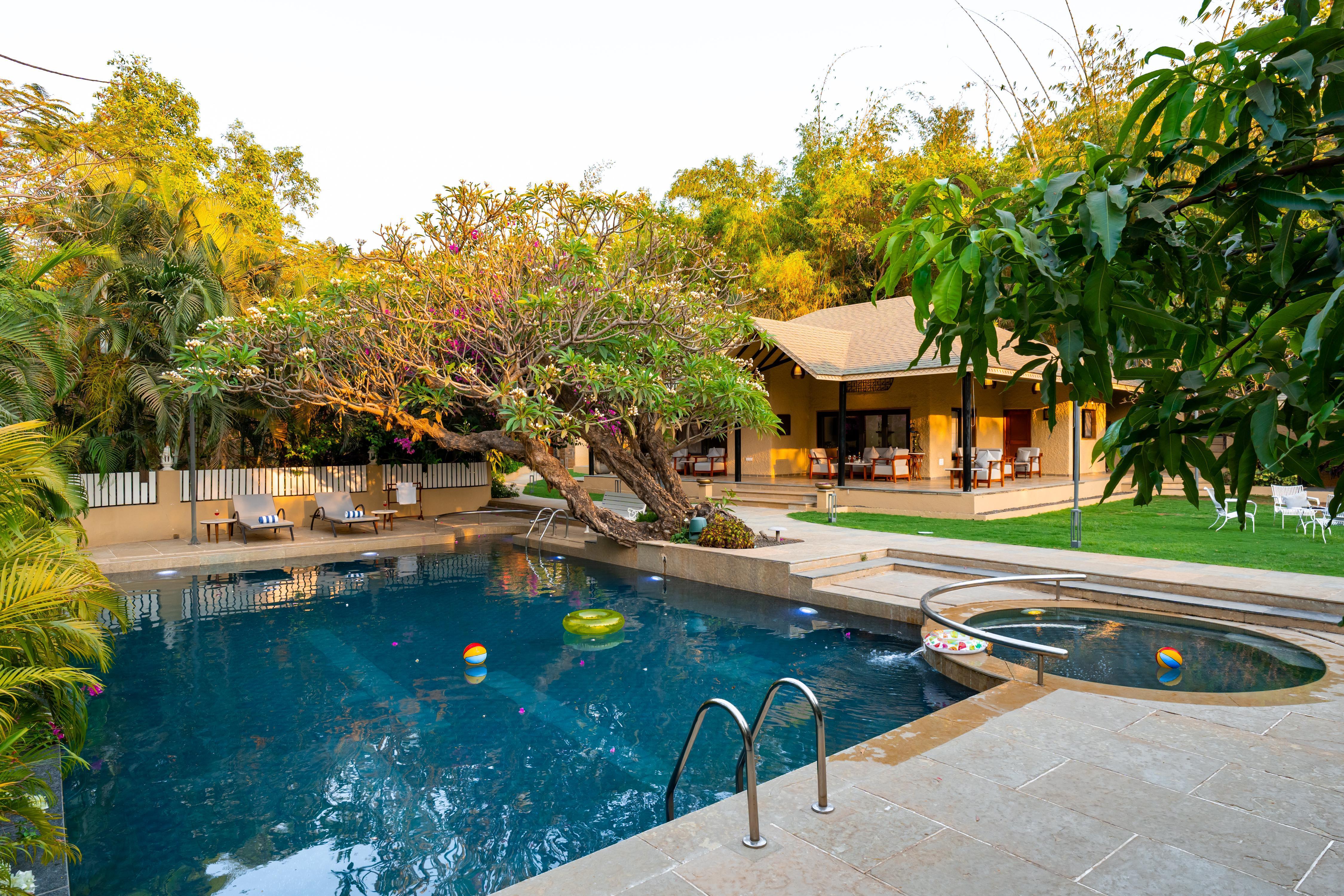 ELIVAAS Lush 6 BHK with Pool, Jacuzzi, Bar, Sit Out & Garden