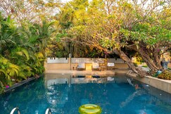 ELIVAAS Lush 6 BHK with Pool, Jacuzzi, Bar, Sit Out & Garden