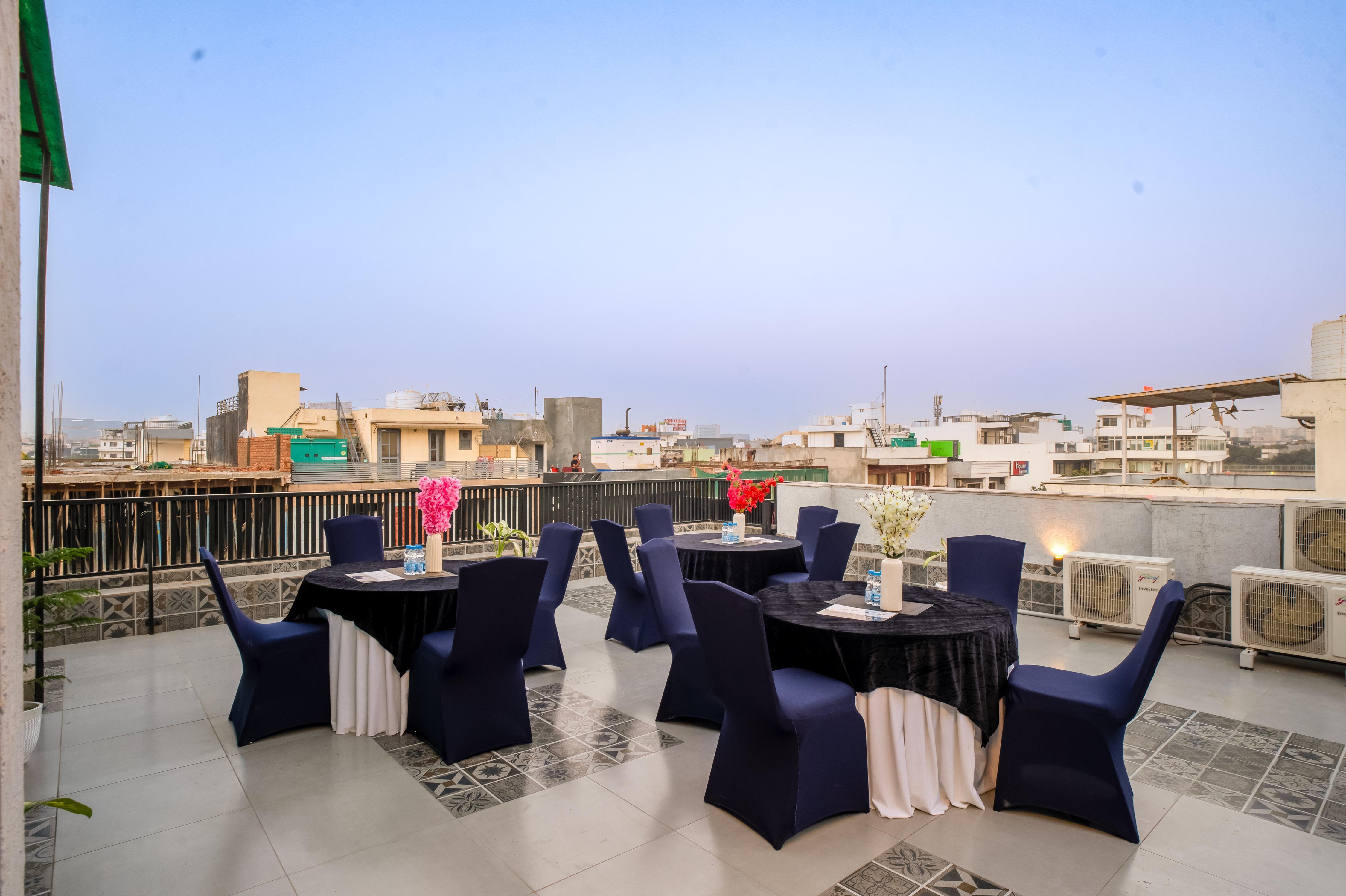 The Ivory 2bhk Serviced Apt |Golf course/Cyber City - BnB Sakura - Tap to explore photos