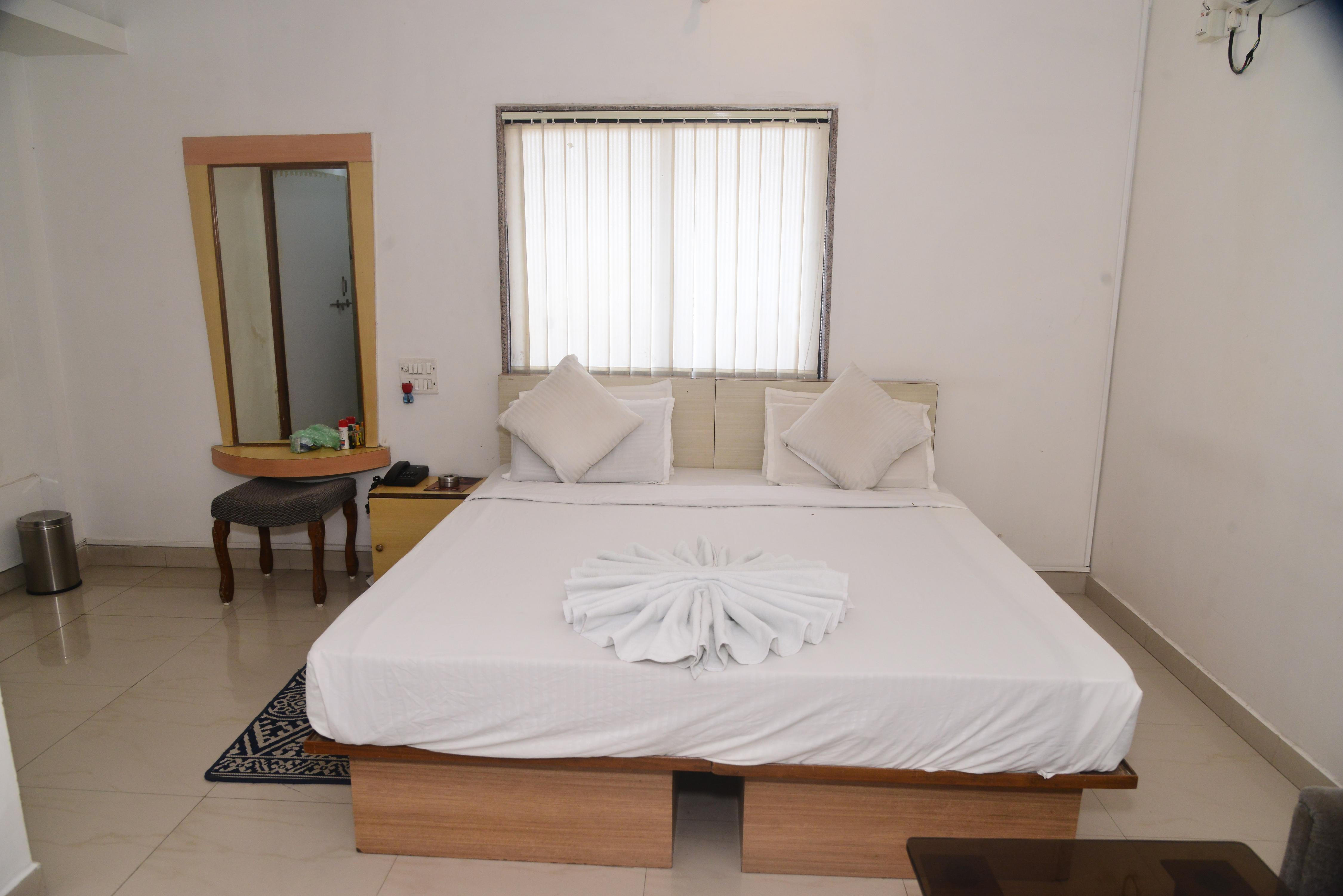 Shree Vinayak Inn Room Type - Executive Deluxe Room