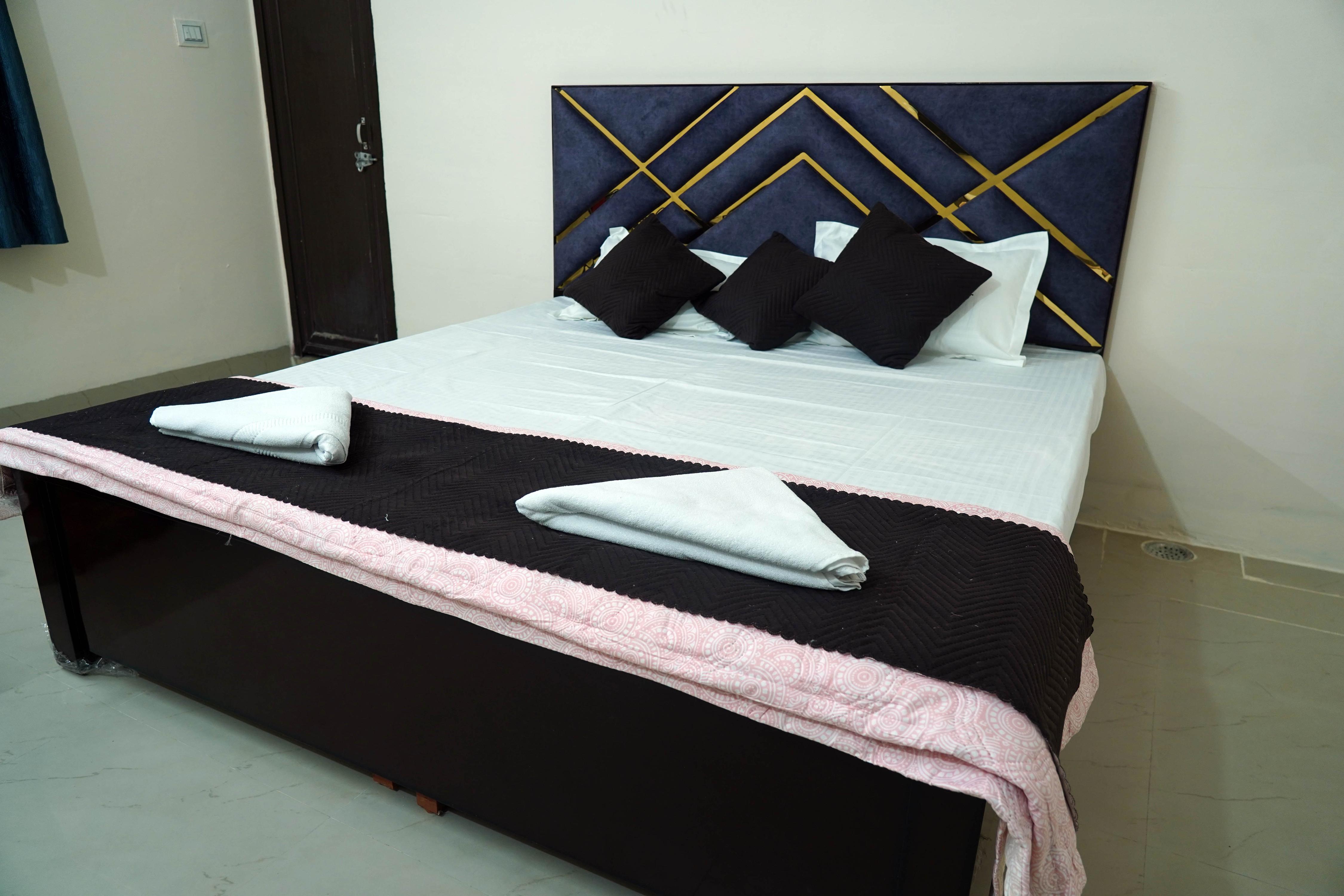Thath Banarasiya Room Type - 1 Bedroom Family