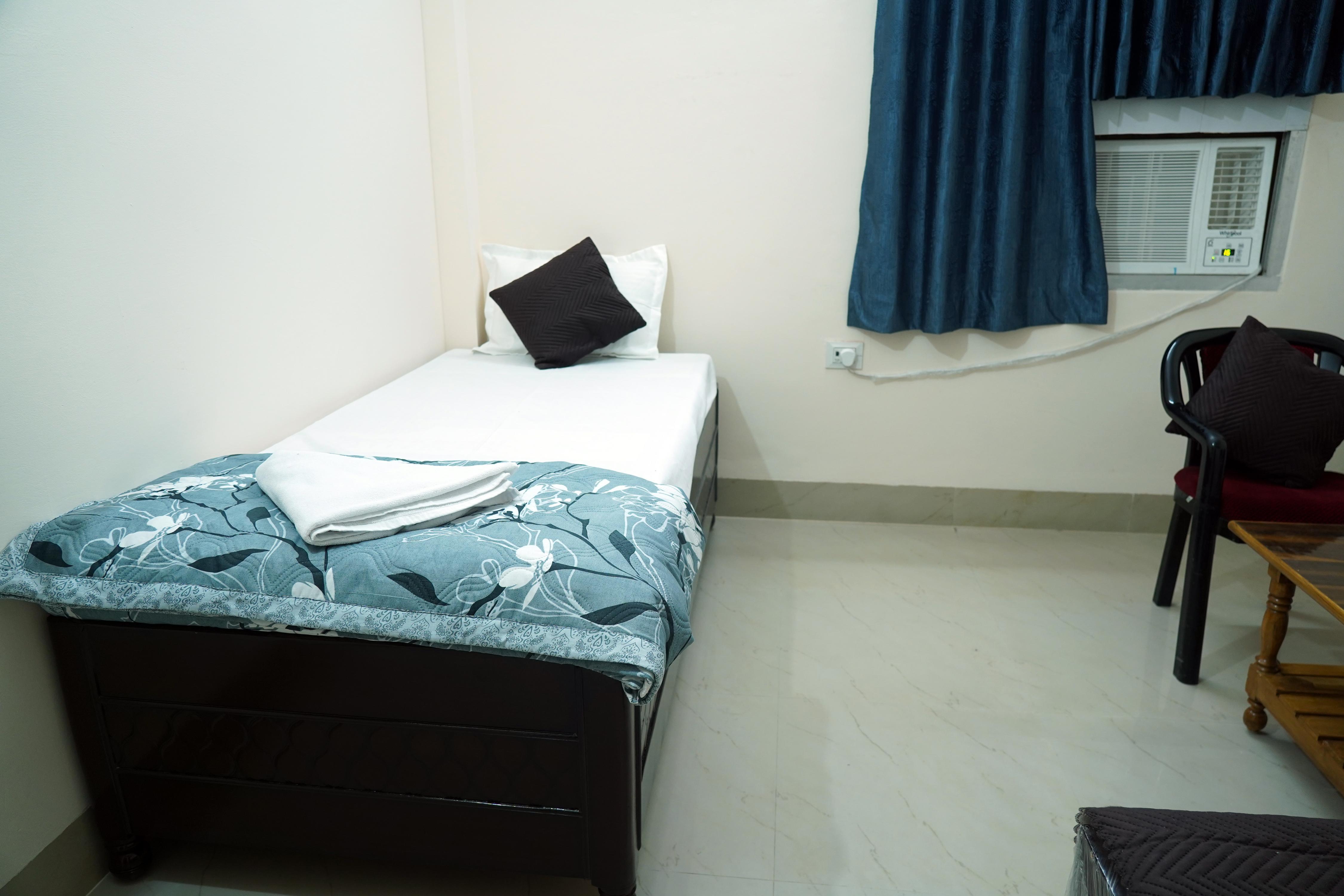 Thath Banarasiya - Tap to explore photos