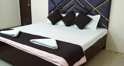 Thath Banarasiya Room Type - Deluxe Room with Air Conditioning