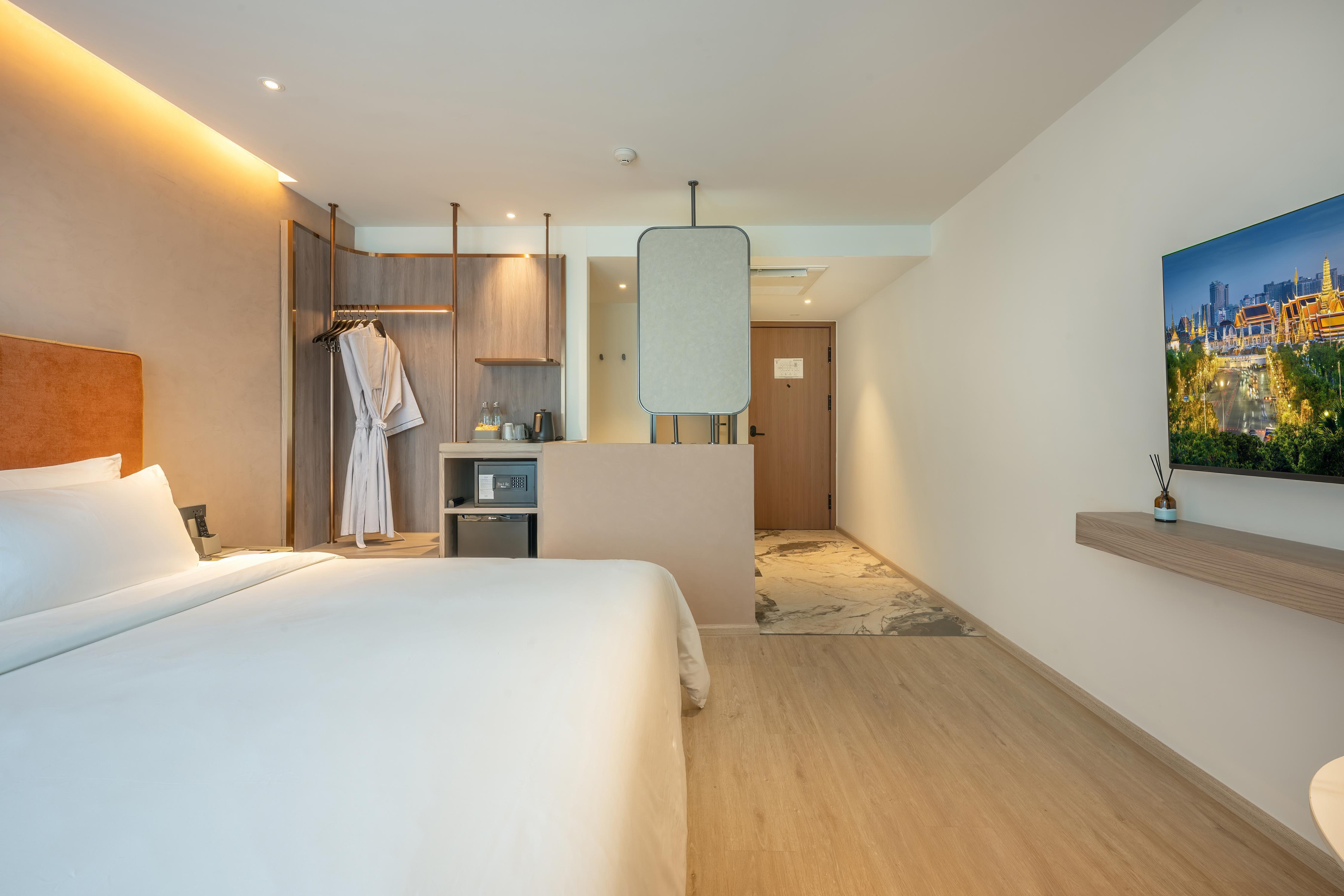 ROYS Hotel Bangkok Room Type - Superior King Bed