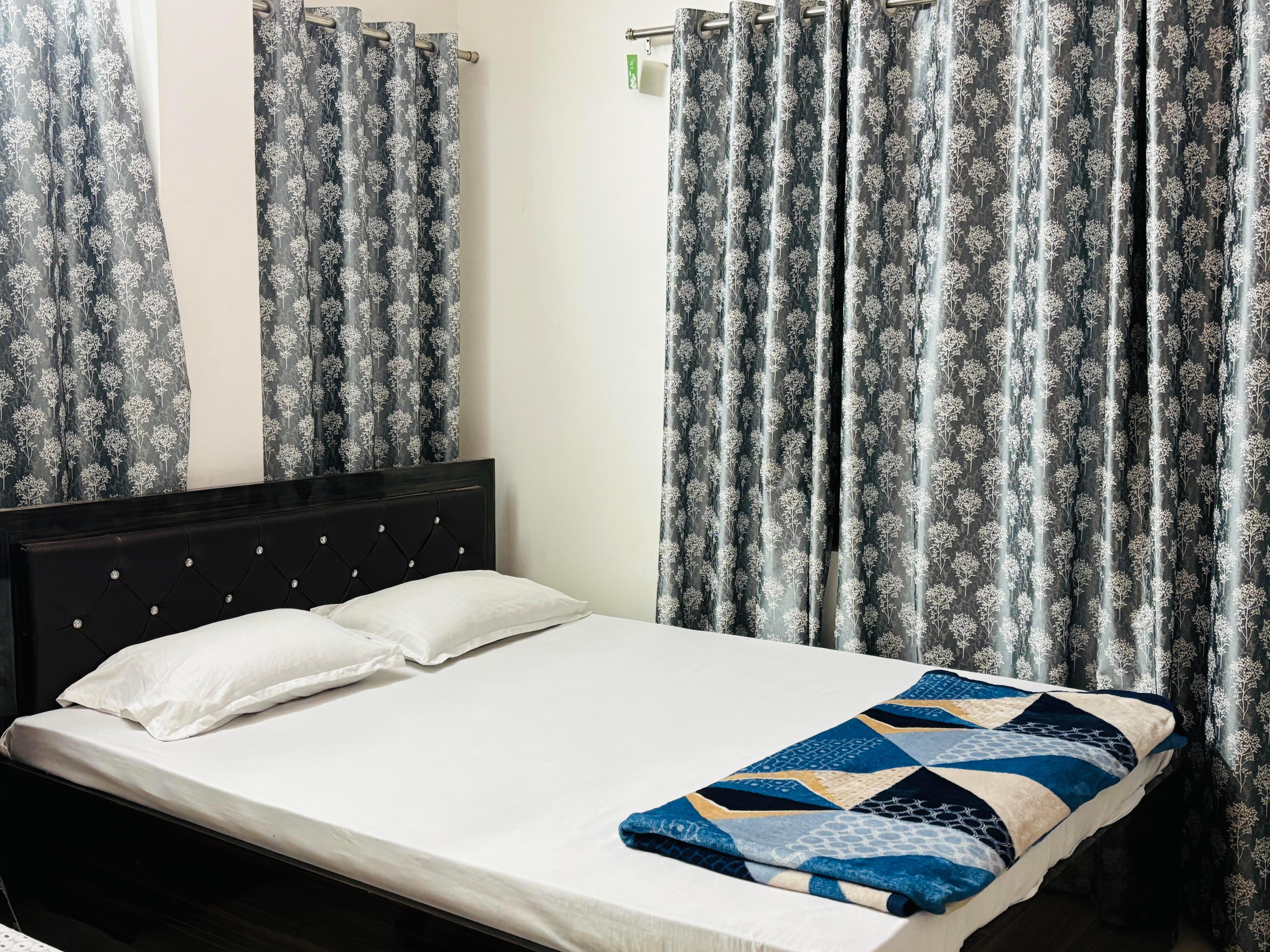 Secret Spot w 43 inch smart TV, Netflix & Balcony.