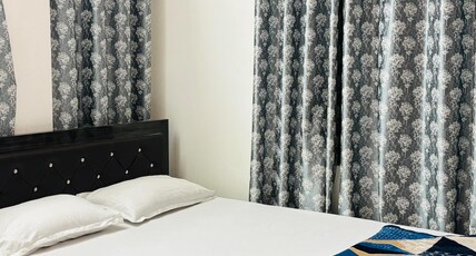 Secret Spot w 43 inch smart TV, Netflix & Balcony. Room Type - Secret Spot w 43 inch smart TV, Netflix & Balcony.