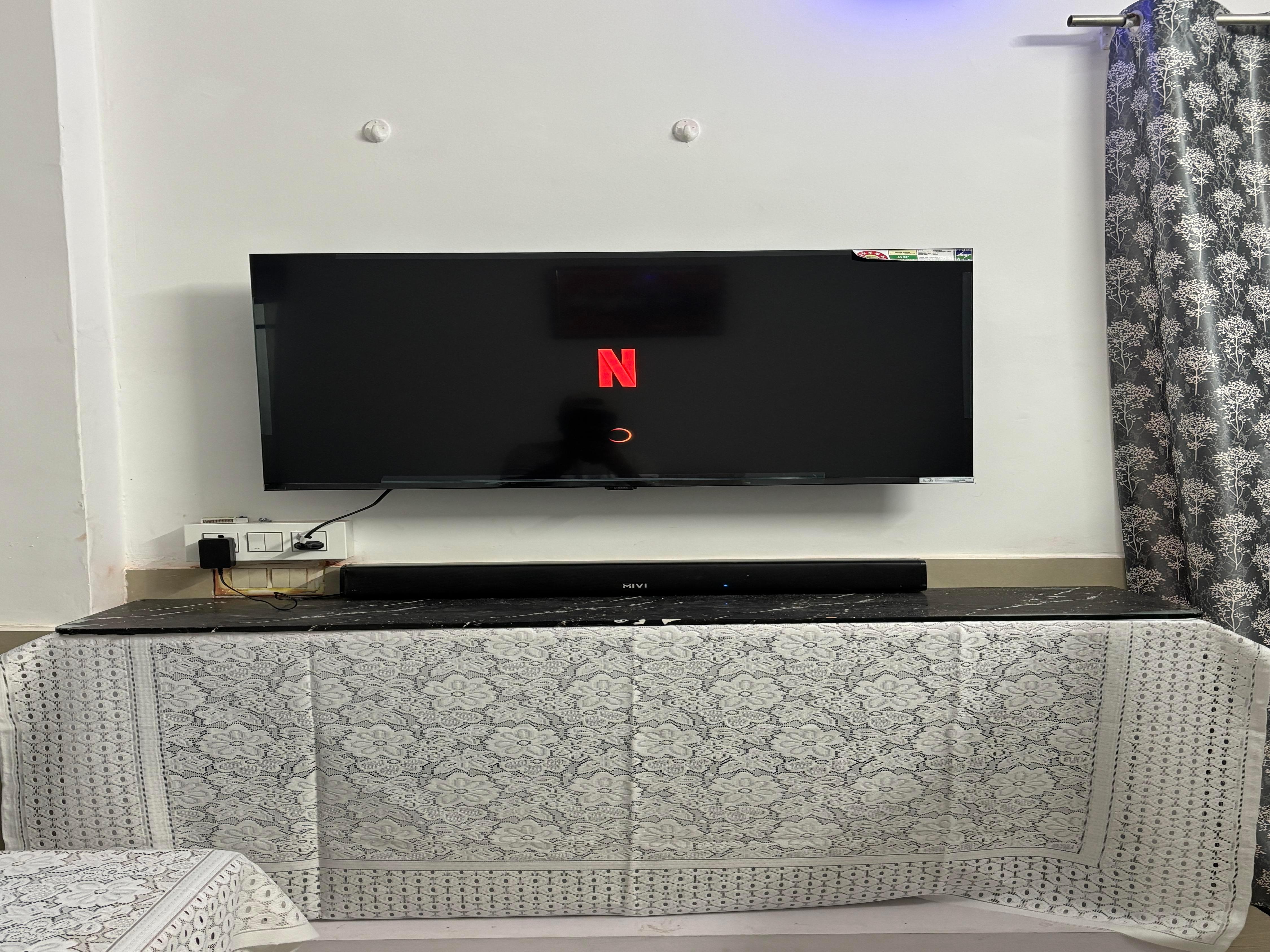 Secret Spot w 43 inch smart TV, Netflix & Balcony.