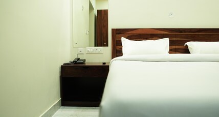 Hotel Diwakar Niwas - 100 Mtr. From Sindhi Camp Bus Stand Room Type - Deluxe Room