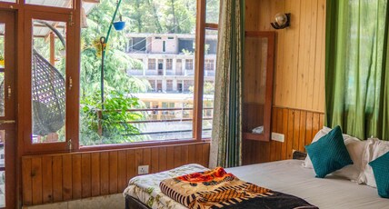 Tirthan mid point Room Type - Mountain view Bedroom 1