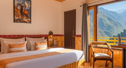 The Social Stays Tirthan Room Type - Deluxe Room with Mountain View