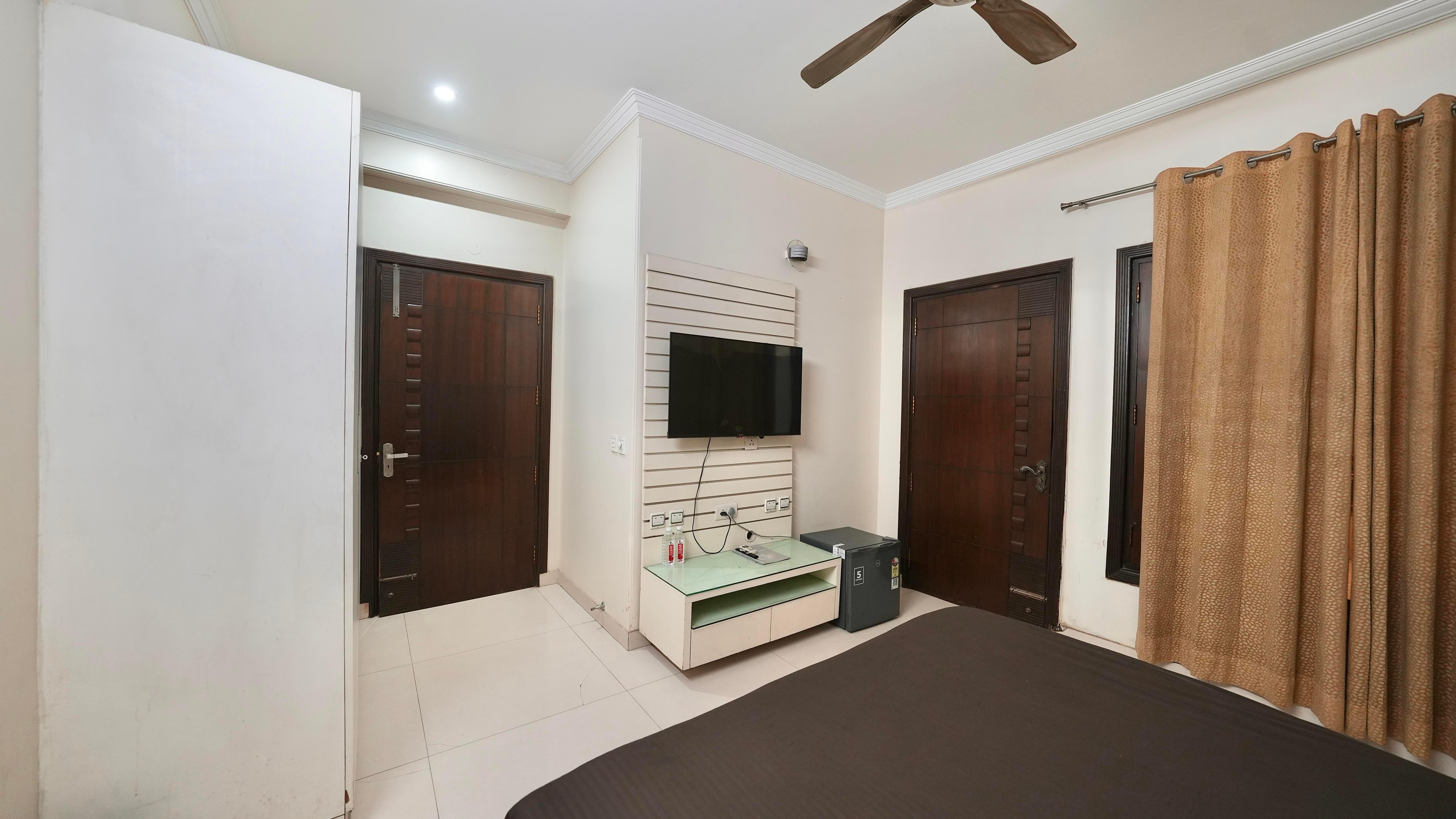 The Hamilton Serviced Apartment Sec-43 Golf Course road