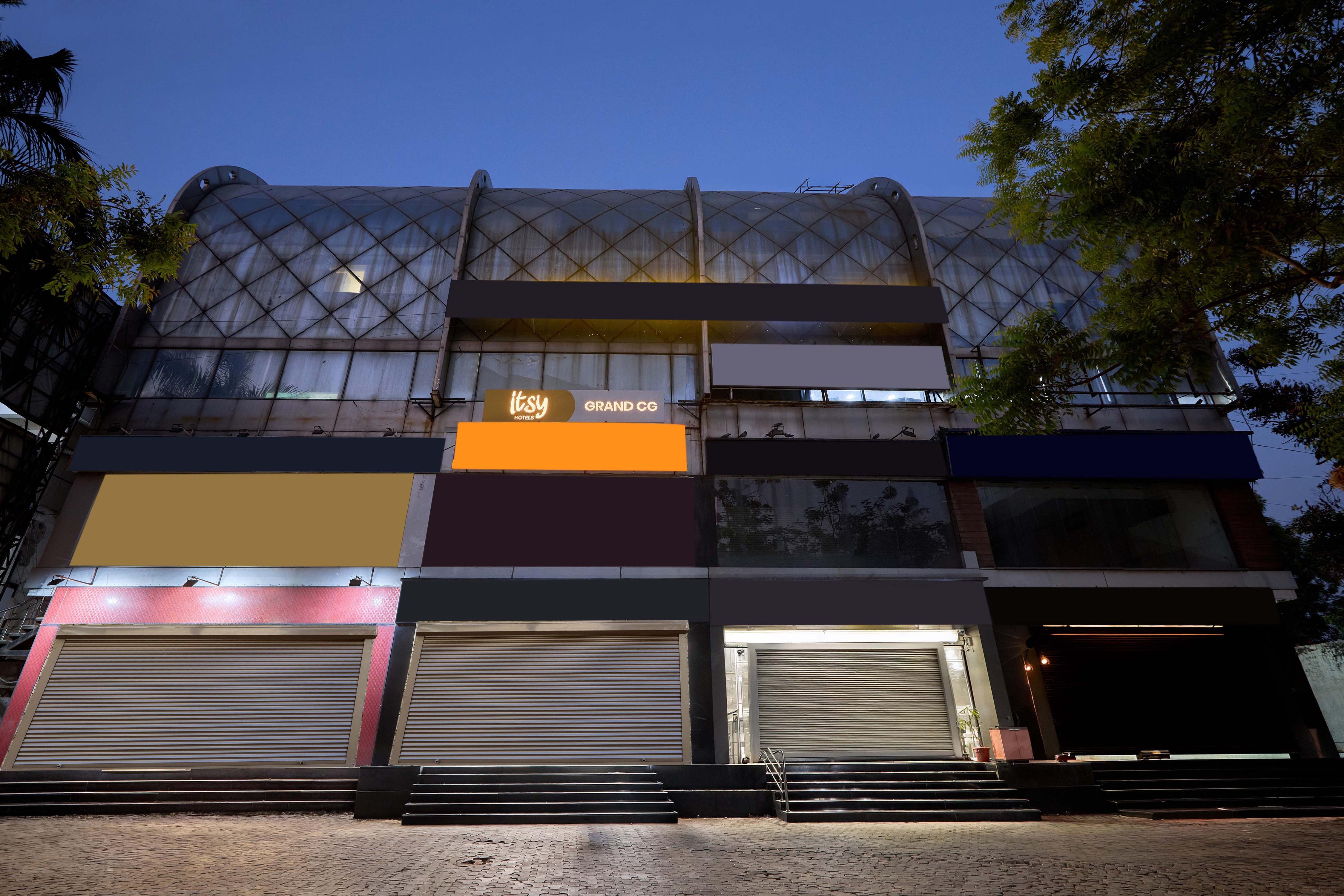 Itsy Hotels Grand CG - Tap to explore photos