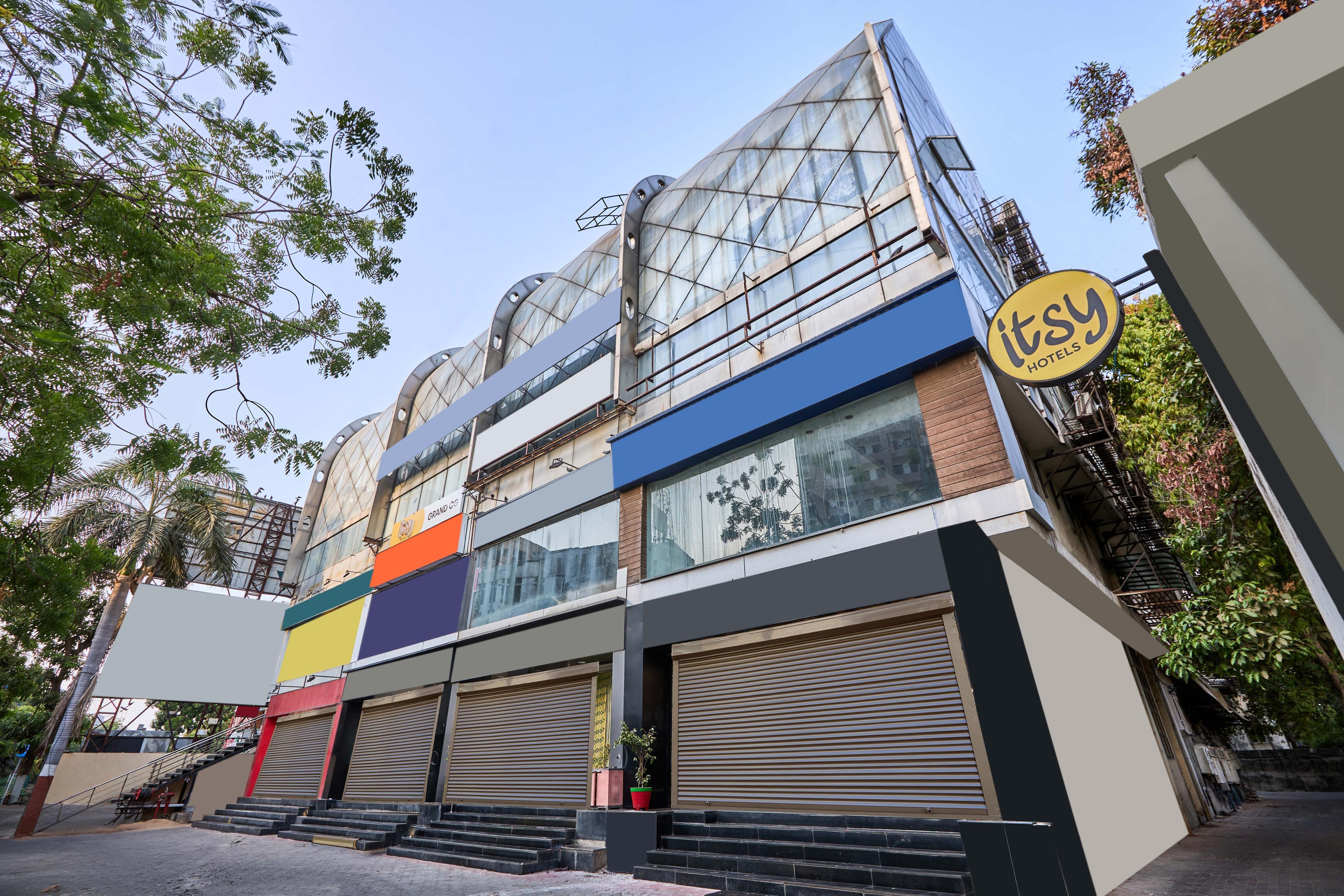 Itsy Hotels Grand CG - Tap to explore photos