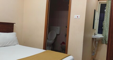 CHANDU'S HOTEL & FUNCTION HALL Room Type - DELUXE ROOM