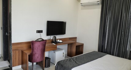 hotel highway queen Room Type - DELUXE ROOM WHITH BALCONY & MOUNTAAIN VIEW